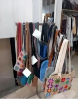Υφασμάτινες τσάντες κρεμασμένες σε σταντ